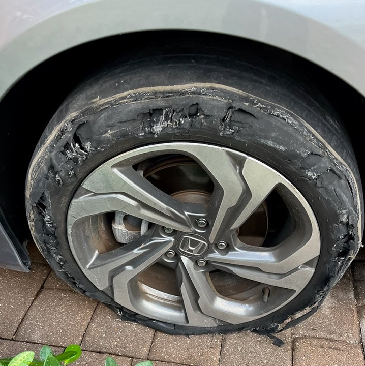 Mobile flat tire repair service vehicle in Miami-Dade County