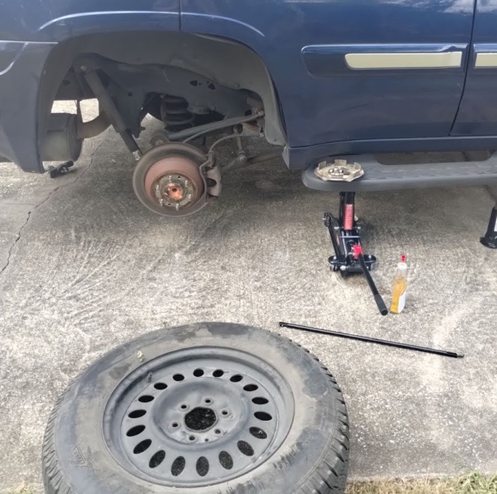Mobile tire change service in progress